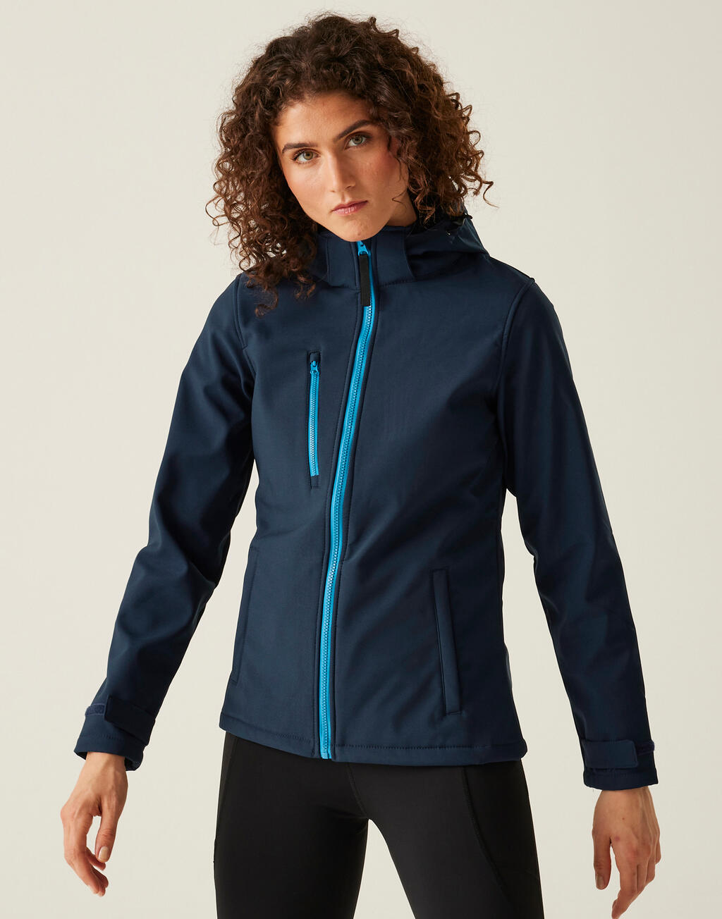 Women's Venturer 3-Layer Hooded Softshell Jacket imagen 3