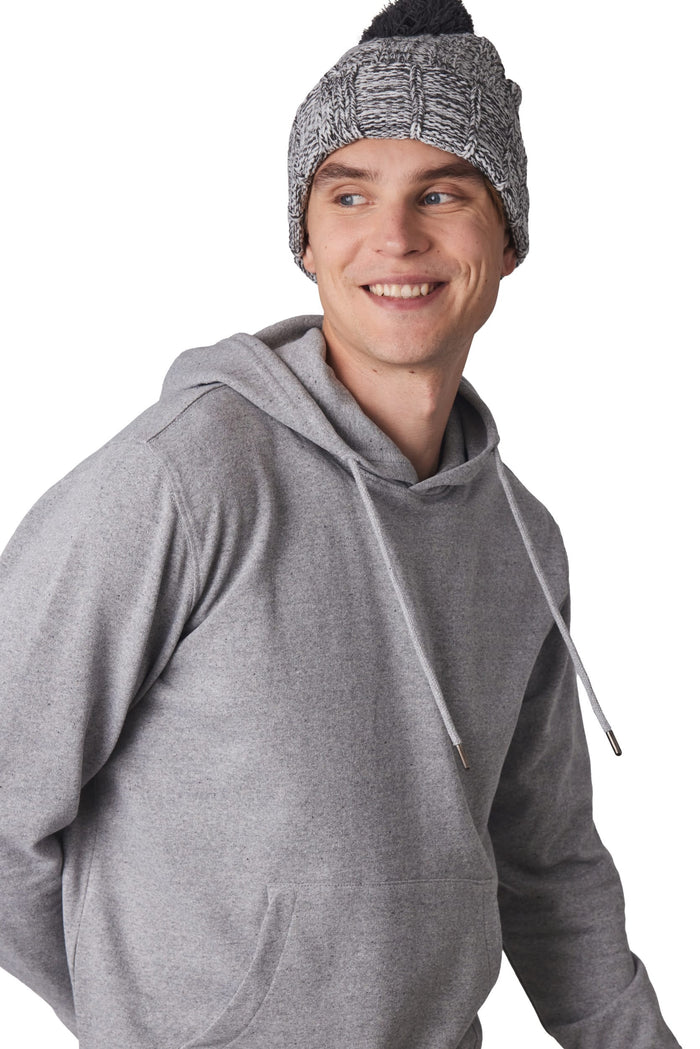 Gorro con pompón y dobladillo
